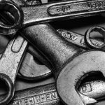 Jak przemyślanie wybrać elegancki pomnik pamięci dopasowany do miejsca spoczynku